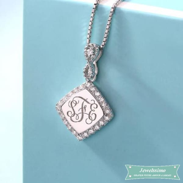 Collier monogramme Majestic en forme carré collier monogramme