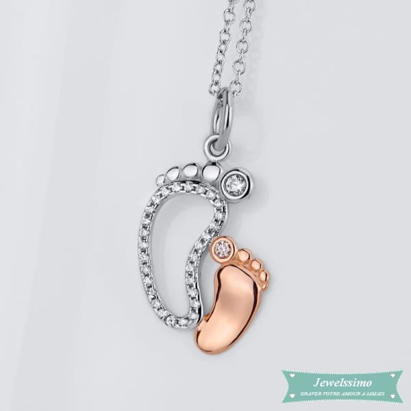 Collier bébé A baby is born